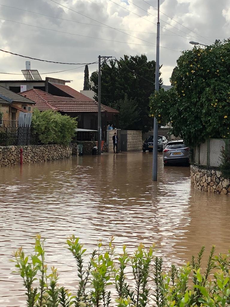 מזג האוויר הסוער הצפות בשכונת עמישב ומרכז העיר צפו בתיעוד פתח תקוואי