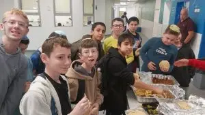 ילדים אוכלים פלאפל