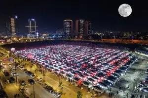 מייצג של טסלה - מכוניות טסלה מאירות