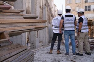נציגי מנהל הנדסה של עיריית פתח תקווה באתר בניה בעיר
