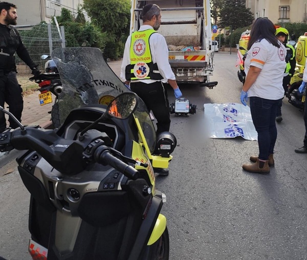 תאונת דרכים, הולכת רגע נפגעה ממשאית לפינוי אשפה