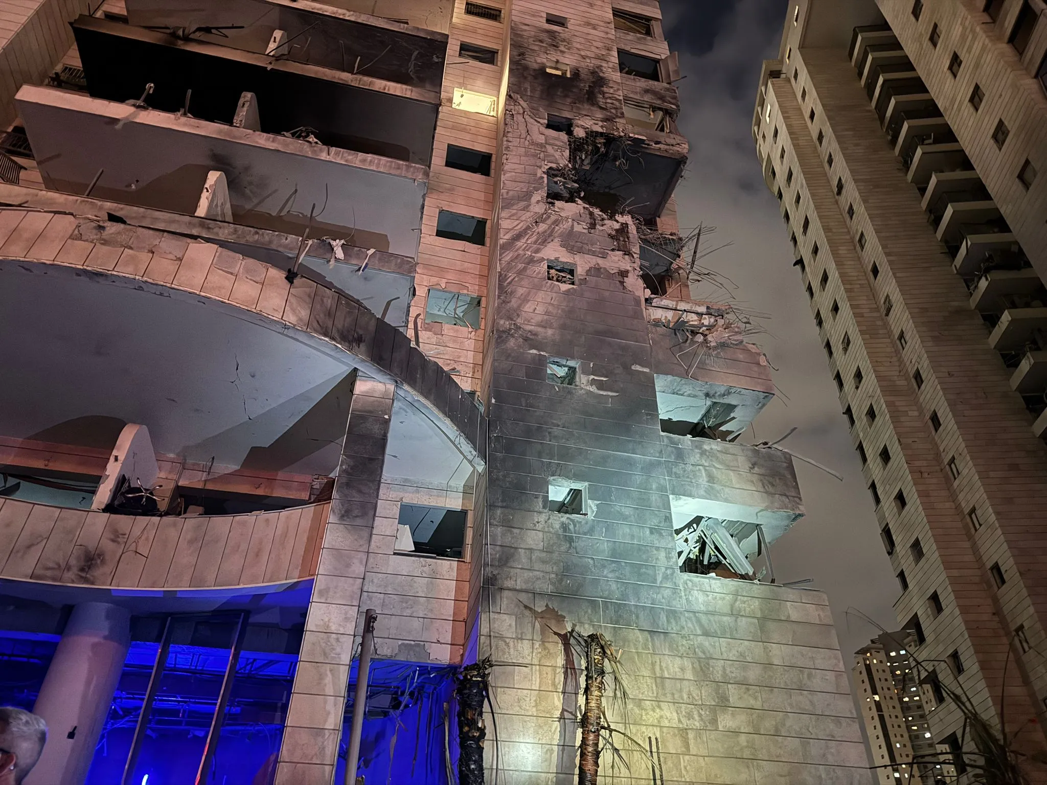אסון בפתח תקווה: ארבעה הרוגים ועשרות פצועים מפגיעת טיל איראני בבניין ...