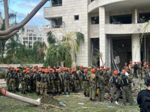 חיילי פיקוד העורף בבניין שנפגע מטיל איראני. צילום: עיריית פתח תקווה