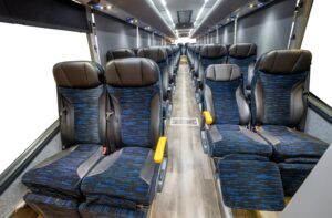 פנים אוטובוס אגד בקו 399 מפתח תקווה לאילת, עם מושבים נוחים וחלונות גדולים, המדגים את חווית הנסיעה.