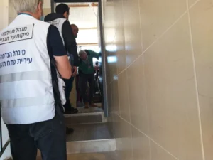 תמונה מייצגת של צוות פיקוח של עיריית פתח תקווה מבצע בדיקה באתר בנייה או נכס, במסגרת המאבק בעבירות תכנון ובנייה ודירות מחולקות.