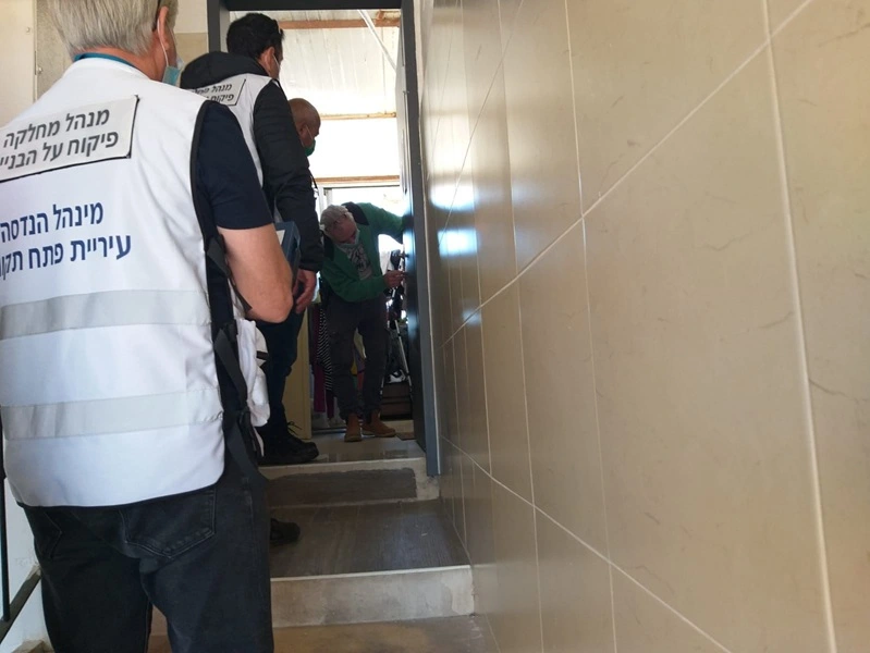 תמונה מייצגת של צוות פיקוח של עיריית פתח תקווה מבצע בדיקה באתר בנייה או נכס, במסגרת המאבק בעבירות תכנון ובנייה ודירות מחולקות.