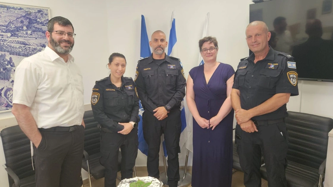 רגע מרגש בתחנת המשטרה. תמונה באדיבות: ירון קדושים