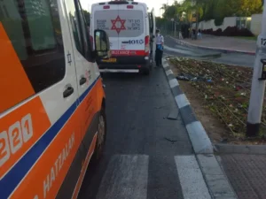 אנבולנס של איחוד הצלה בזירת תאונת קורקינט בפתח תקווה