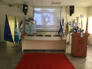 אולם האירועים של בית ספר "חן" לשגרירים צעירים בפתח תקווה, המכין את המשלחת לקונגרס הציוני.