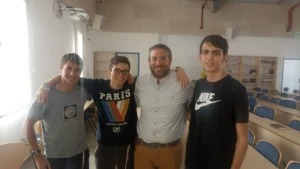 חלק מחברי משלחת השגרירים הצעירים מפתח תקווה לקונגרס הציוני העולמי בבאזל עם מנהל התכנית.