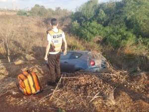 חובש של איחוד הצלה בזירת תאונת דרכים ברחוב ראשון לציון בפתח תקווה, ליד רכב שהידרדר לתעלה.