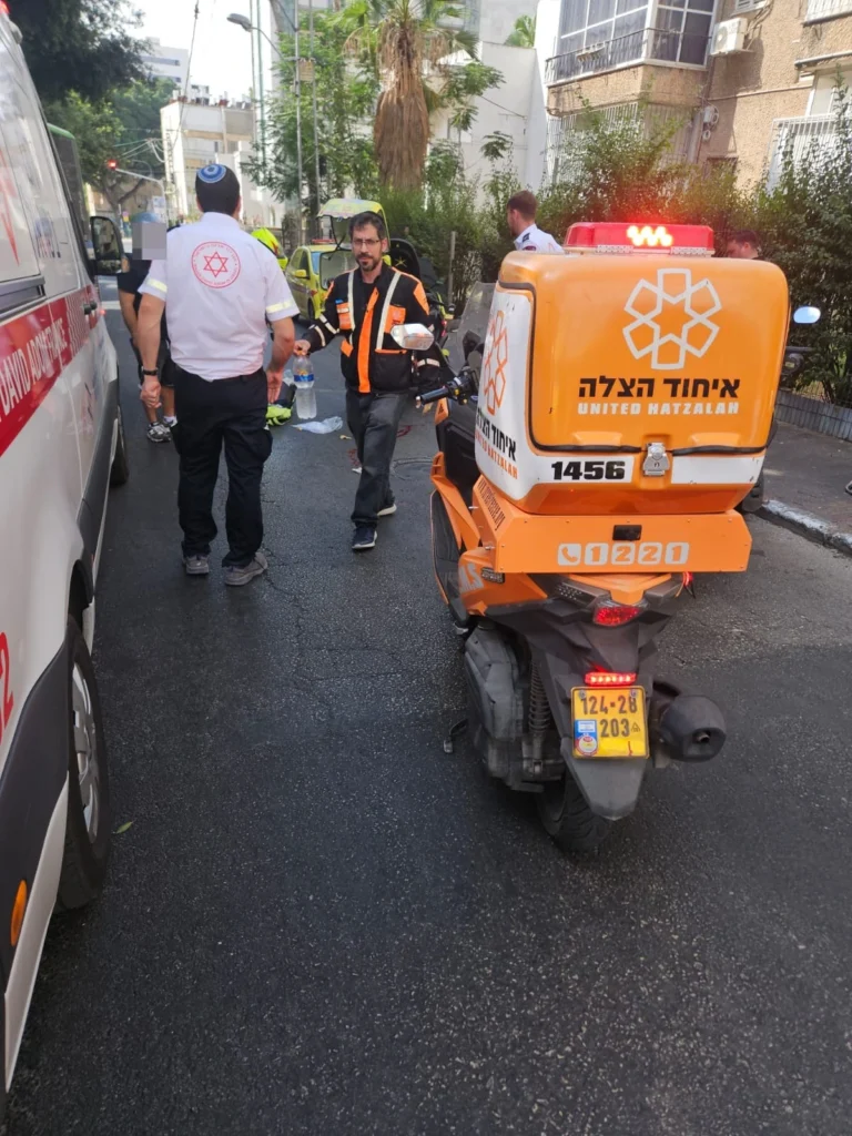 חובשים של איחוד הצלה מטפלים בזירת תאונת דרכים בפתח תקווה