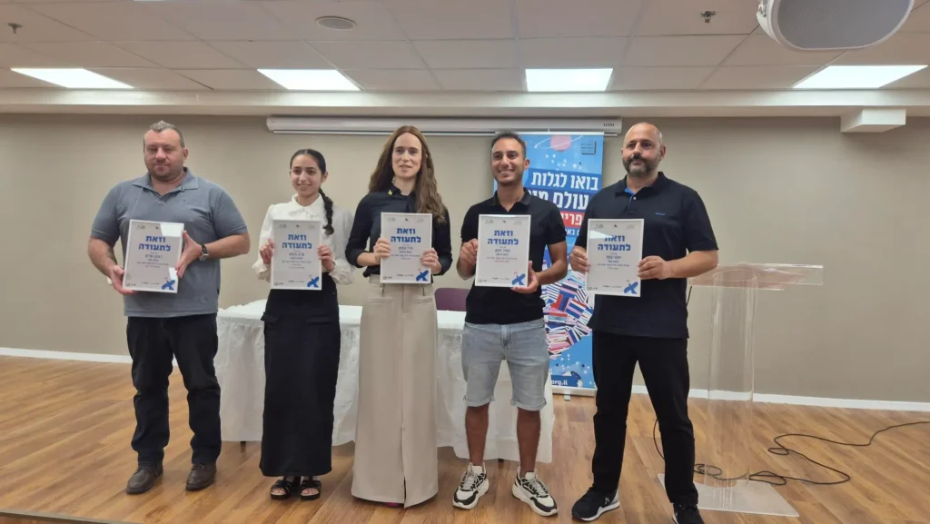 חמשת הזוכים בתחרות הכתיבה "מילה במקום" בטקס ההכרזה בפתח תקווה