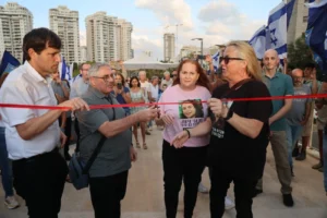 אישי ציבור ונציגי משפחות גוזרים את הסרט בטקס חנוכת הגשר