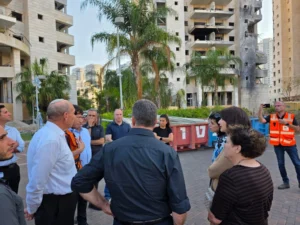 מבקר המדינה ונציב תלונות הציבור ומנהלת נציבות תלונות הציבור סמוך לזירת הנפילה בפתח תקווה.