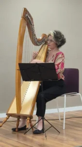 הנגנית עדיה גודלובסקי מנגנת בנבל במהלך הטקס