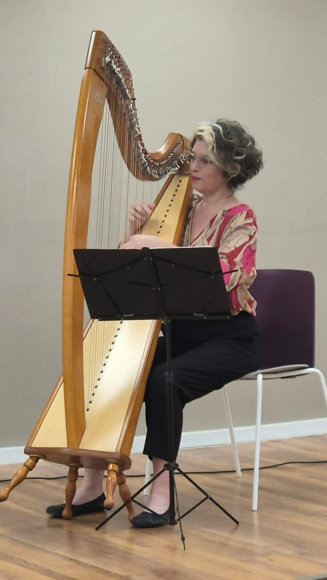 הנגנית עדיה גודלובסקי מנגנת בנבל במהלך הטקס