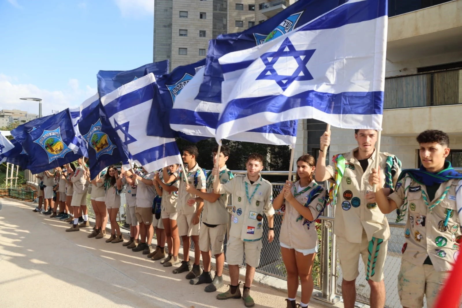 בני נוער מתנועת הצופים מניפים דגלי ישראל בטקס ההנצחה