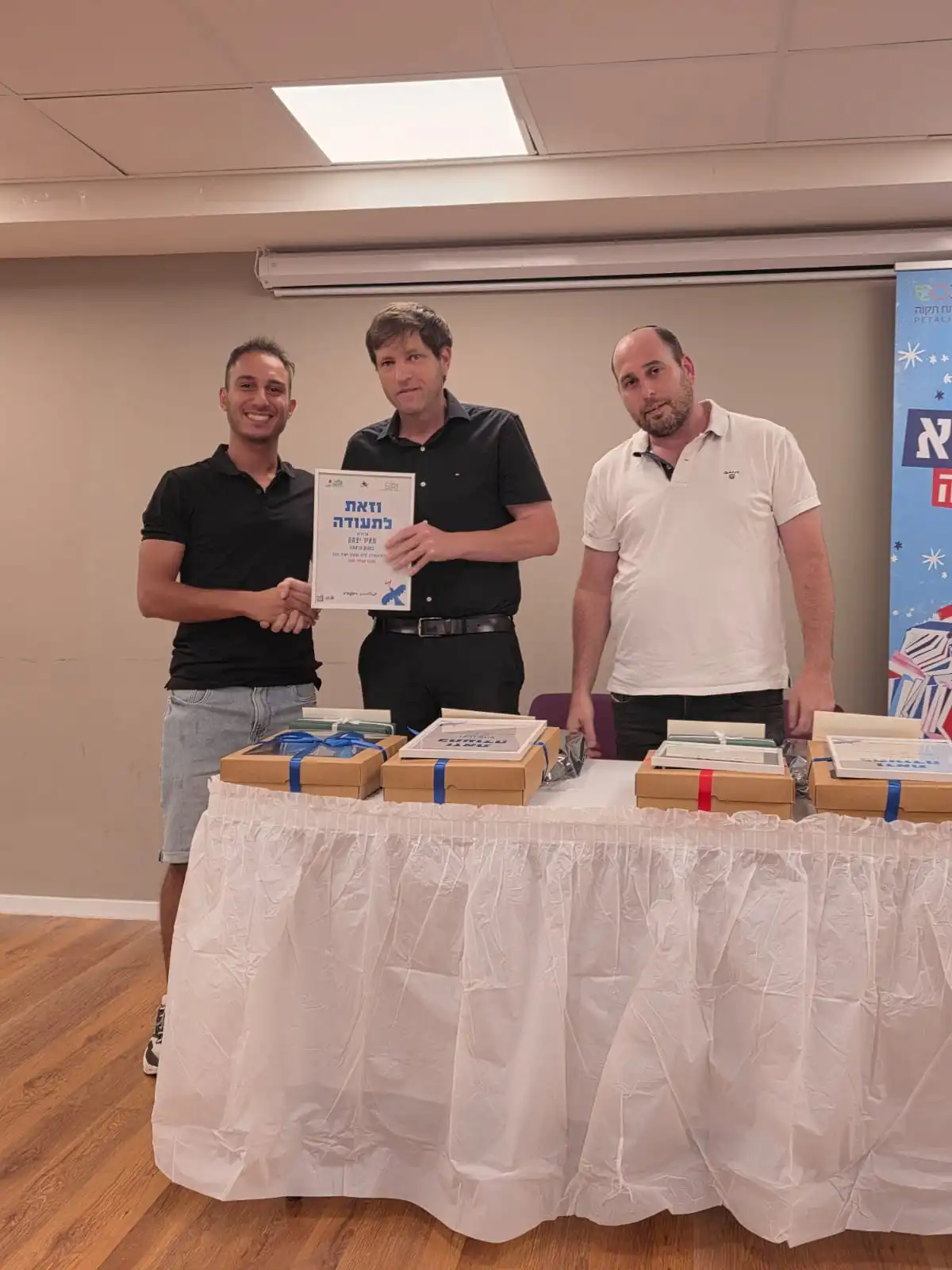  ראש העיר רמי גרינברג עם זוכים בתחרות הכתיבה "מילה במקום"