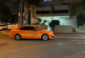 רכב הצלה של איחוד הצלה חונה ברחוב בפתח תקווה בלילה, בדרכו למקרה חירום.