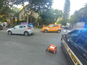 זירת תאונת הדרכים ברחוב משה סנה בפתח תקווה, עם רכב משטרה ורכב של איחוד הצלה.