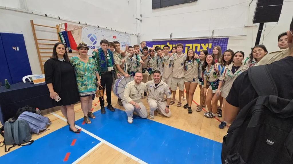 נציגי תנועת הנוער "הצופים" ביריד ההתנדבות והמעורבות החברתית לתלמידי כיתות י' בפתח תקווה