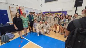 נציגי תנועת הנוער "הצופים" ביריד ההתנדבות והמעורבות החברתית לתלמידי כיתות י' בפתח תקווה