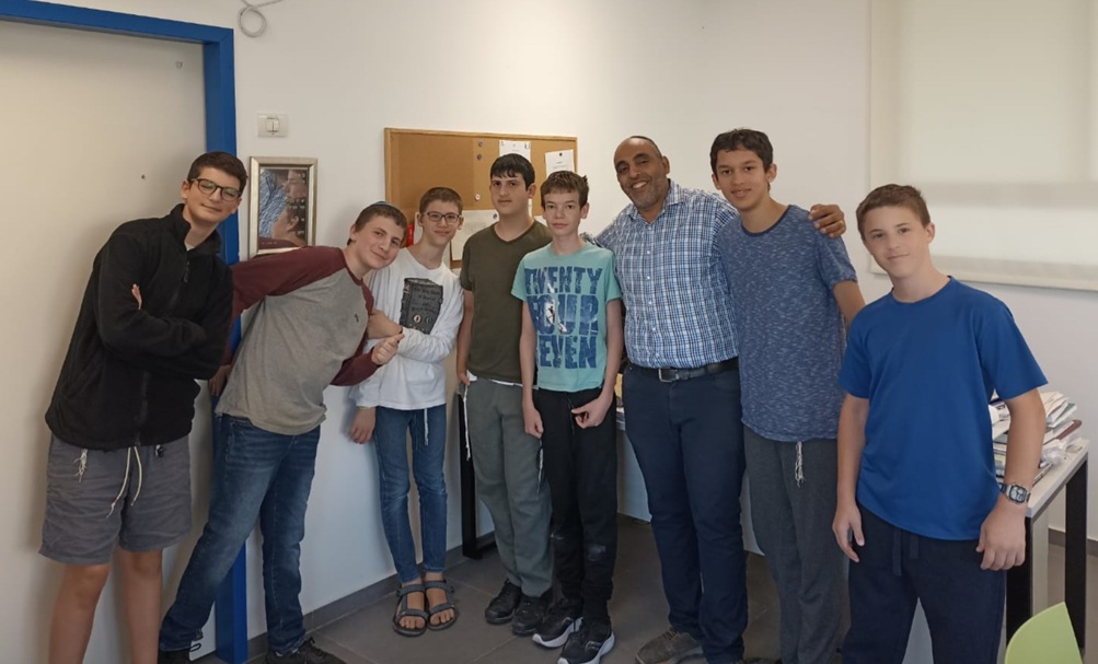 11 תלמידי אמית בר אילן פתח תקווה שהתקבלו לנבחרות ישראל במדעים עם המנהל נריה כהן