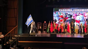 הנפת דגל ישראל על הבמה בטקס הסיום של תחרות World Scholar’s Cup באוניברסיטת Yale