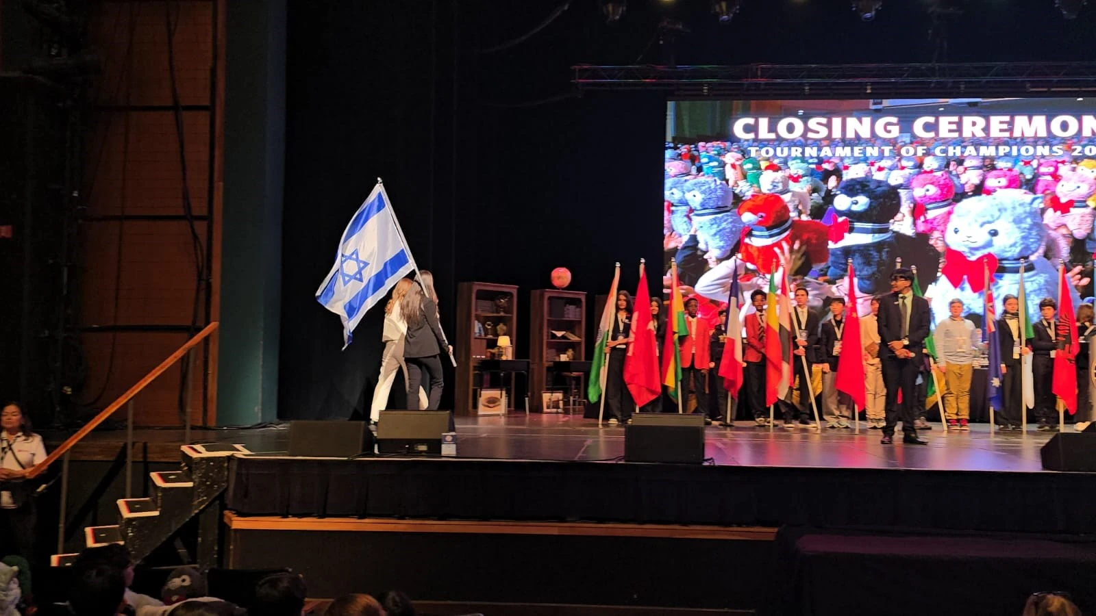 הנפת דגל ישראל על הבמה בטקס הסיום של תחרות World Scholar’s Cup באוניברסיטת Yale