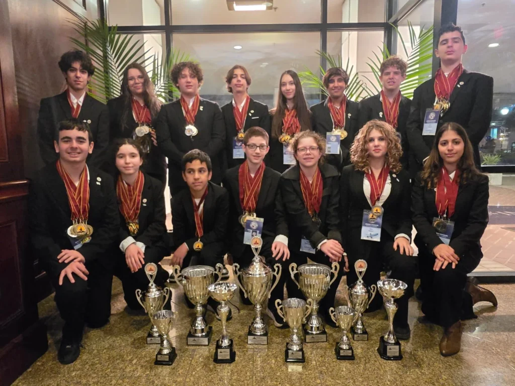 נבחרת חטיבת "אחד העם" פתח תקווה עם הגביעים והמדליות לאחר הזכייה ב-World Scholar’s Cup ב-Yale