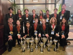 נבחרת חטיבת "אחד העם" פתח תקווה עם הגביעים והמדליות לאחר הזכייה ב-World Scholar’s Cup ב-Yale