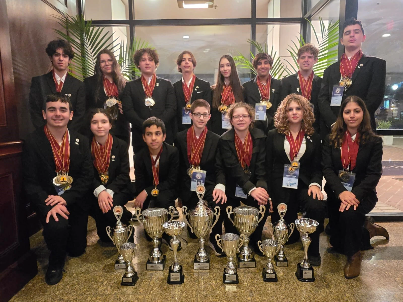 נבחרת חטיבת "אחד העם" פתח תקווה עם הגביעים והמדליות לאחר הזכייה ב-World Scholar’s Cup ב-Yale