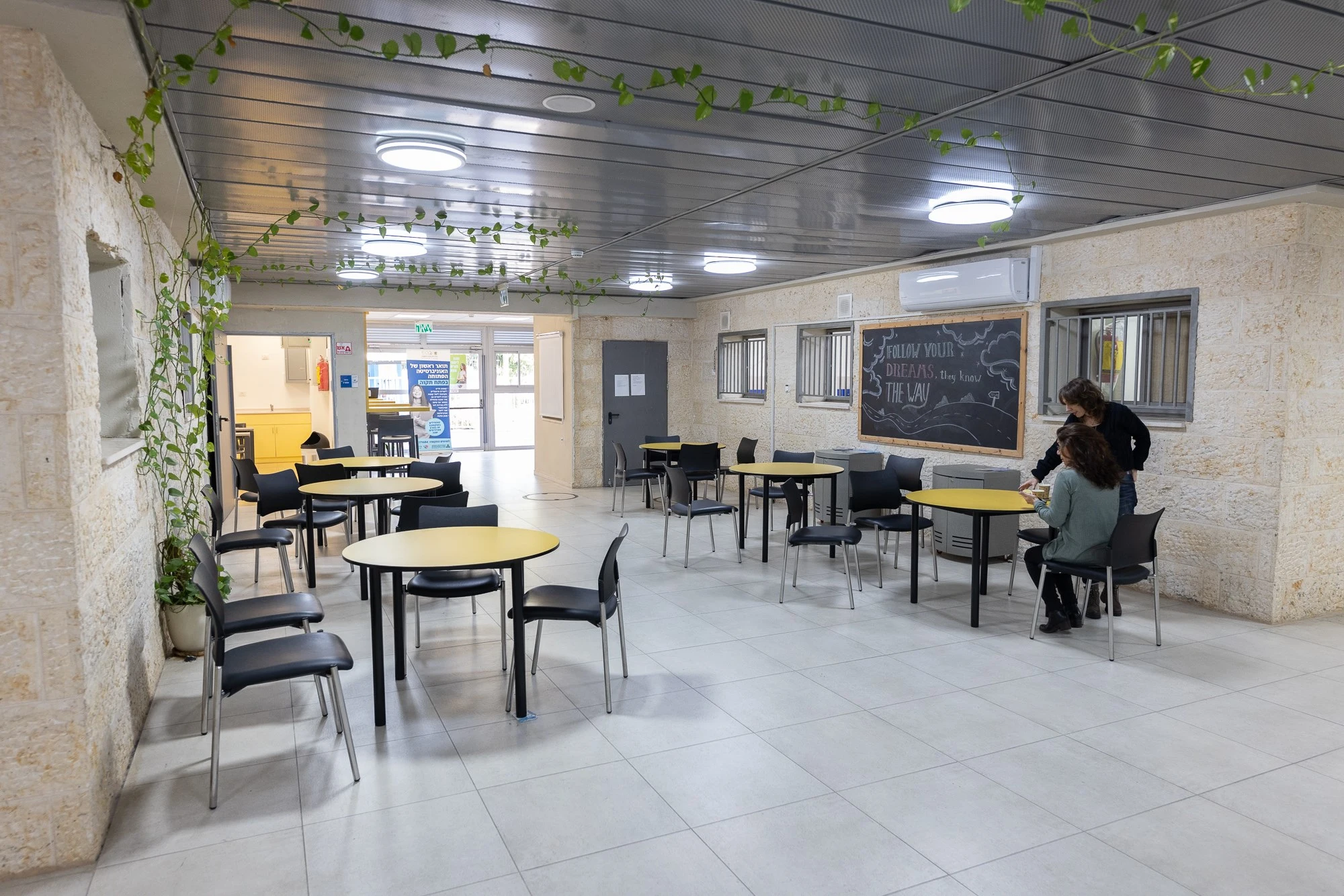 חלל ישיבה ולימוד מרווח עם שולחנות עגולים וכיסאות בקמפוס מכללת פתח תקווה, בה תיפתח התוכנית לתואר שני.