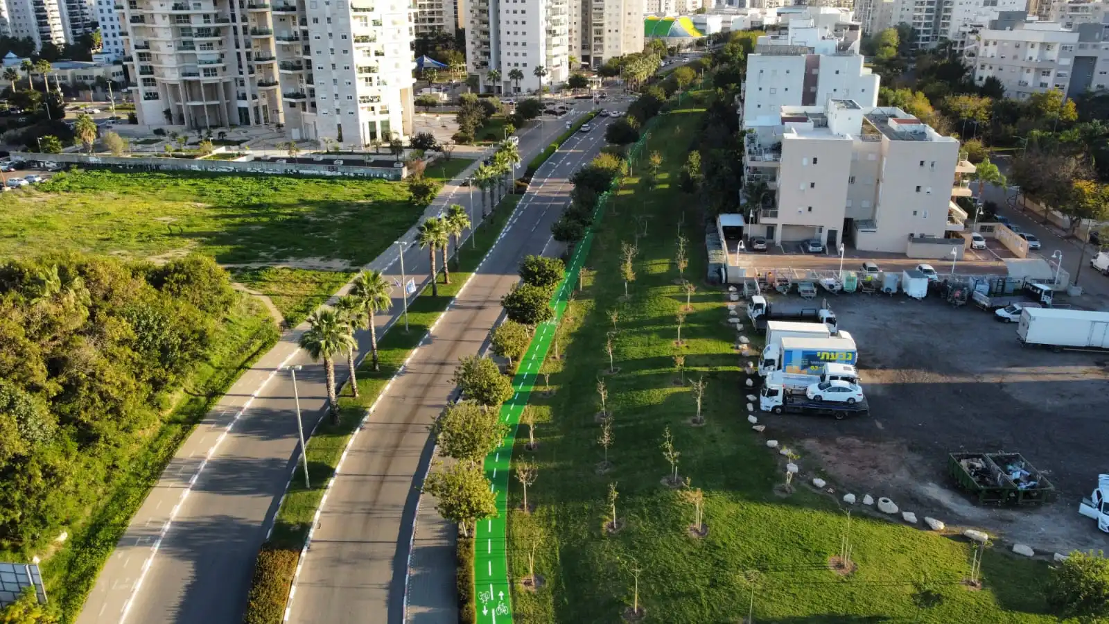 מבט אווירי על שביל אופניים ירוק חדש בפתח תקווה לצד כביש ופארק
