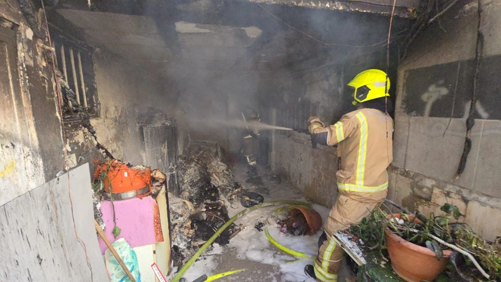 לוחם אש מכבה שריפה בדירת מגורים ברחוב אורלוב פתח תקווה