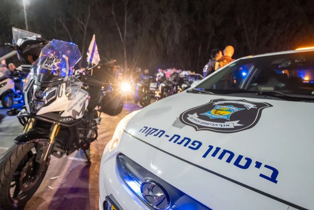 ניידת אגף הביטחון של עיריית פתח תקווה ואופנועי משטרה במבצע אכיפה לילי