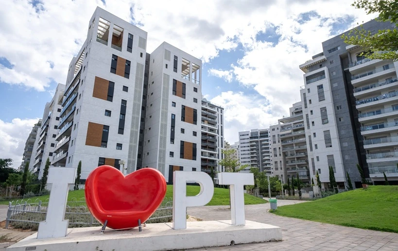 מיצב הלב האדום I Love PT בשכונת מגורים בפתח תקווה על רקע בניינים מודרניים.