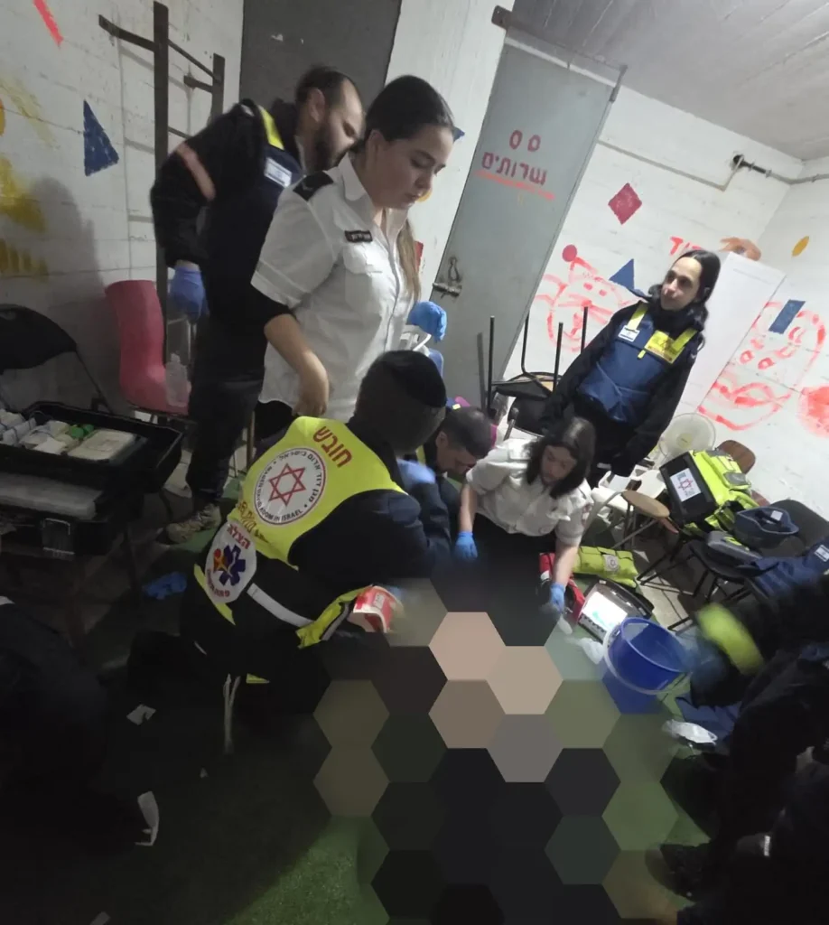 צוותי מד"א 'הצלה פתח תקווה' מבצעים החייאה בגבר שהתמוטט במקלט במהלך אזעקה