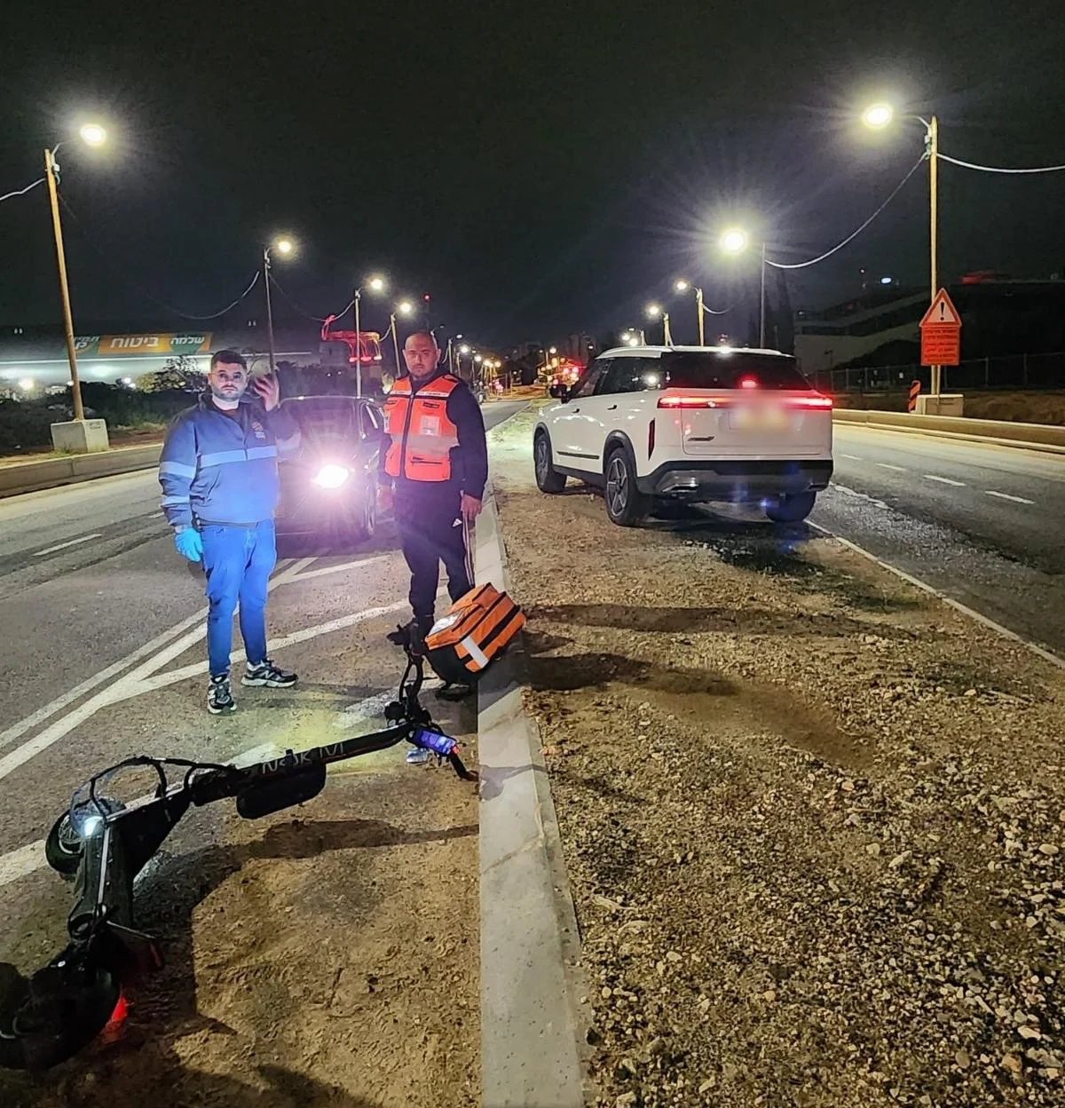 צוות איחוד הצלה מעניק טיפול רפואי לרוכב קורקינט חשמלי פצוע