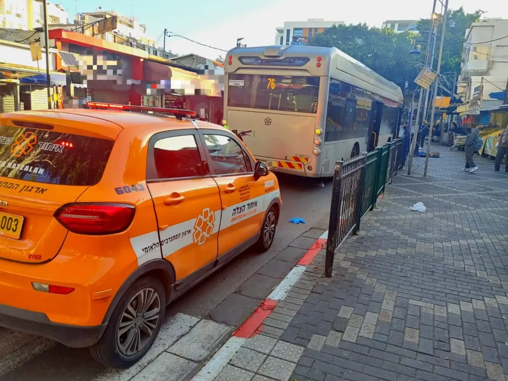 זירת התאונה ברחוב הברון הירש בפתח תקווה בה נפגע הולך רגל מאוטובוס