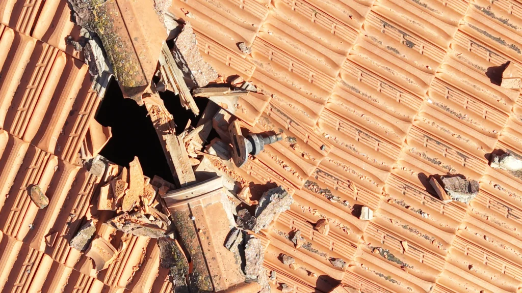 צילום אוויר של נזק לגג רעפים בפתח תקווה שזוהה על ידי רחפן