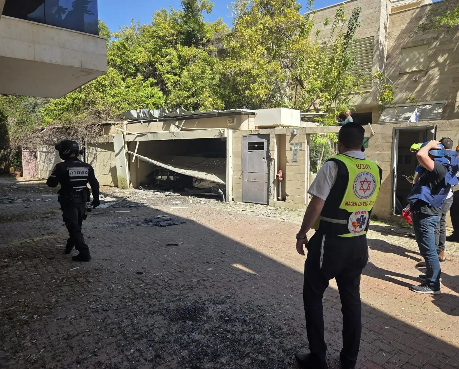 זירת נפילה מרסיסים בעיר פתח תקווה, חניה שנפגעה ועשרות רסיסים על רצפת הרחוב בעיר