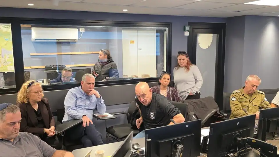 פגישת עבודה בחדר המבצעים של עיריית פתח תקווה עם נציגי הסוכנות היהודית