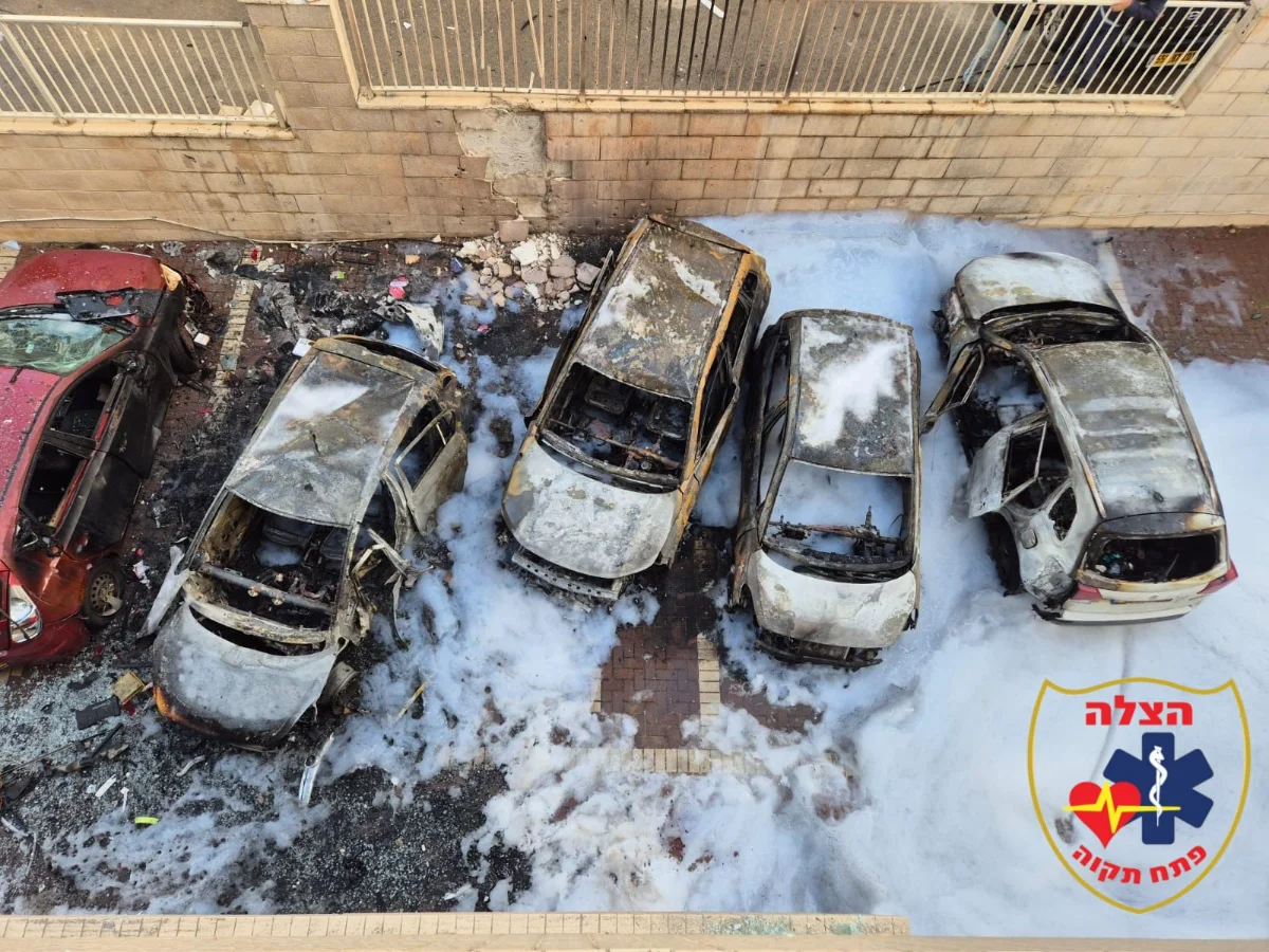 כבאים מכבים שריפת כלי רכב בעקבות נפילת פריט חיל האוויר פתח תקווה