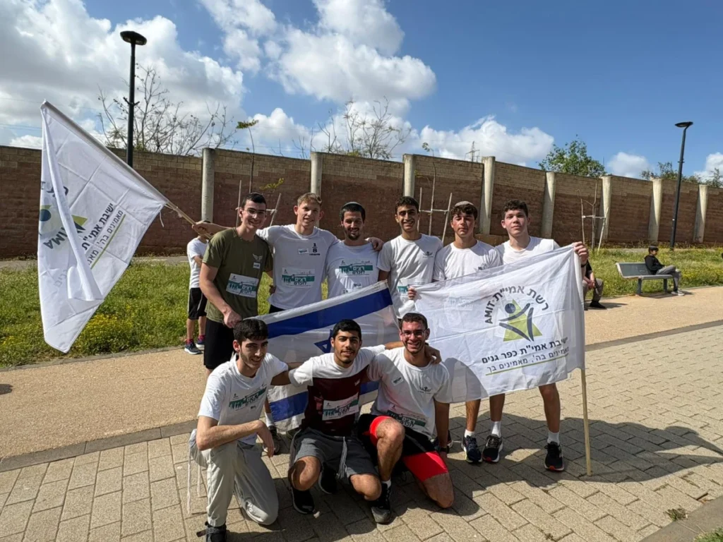 תלמידי ישיבת אמית כפר גנים רצים במרוץ לזכר חללים בפתח תקווה