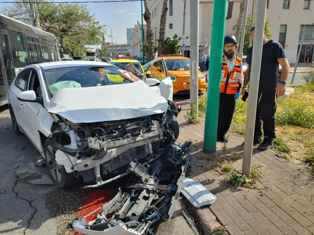 זירת תאונת דרכים ברחוב היצירה פתח תקווה