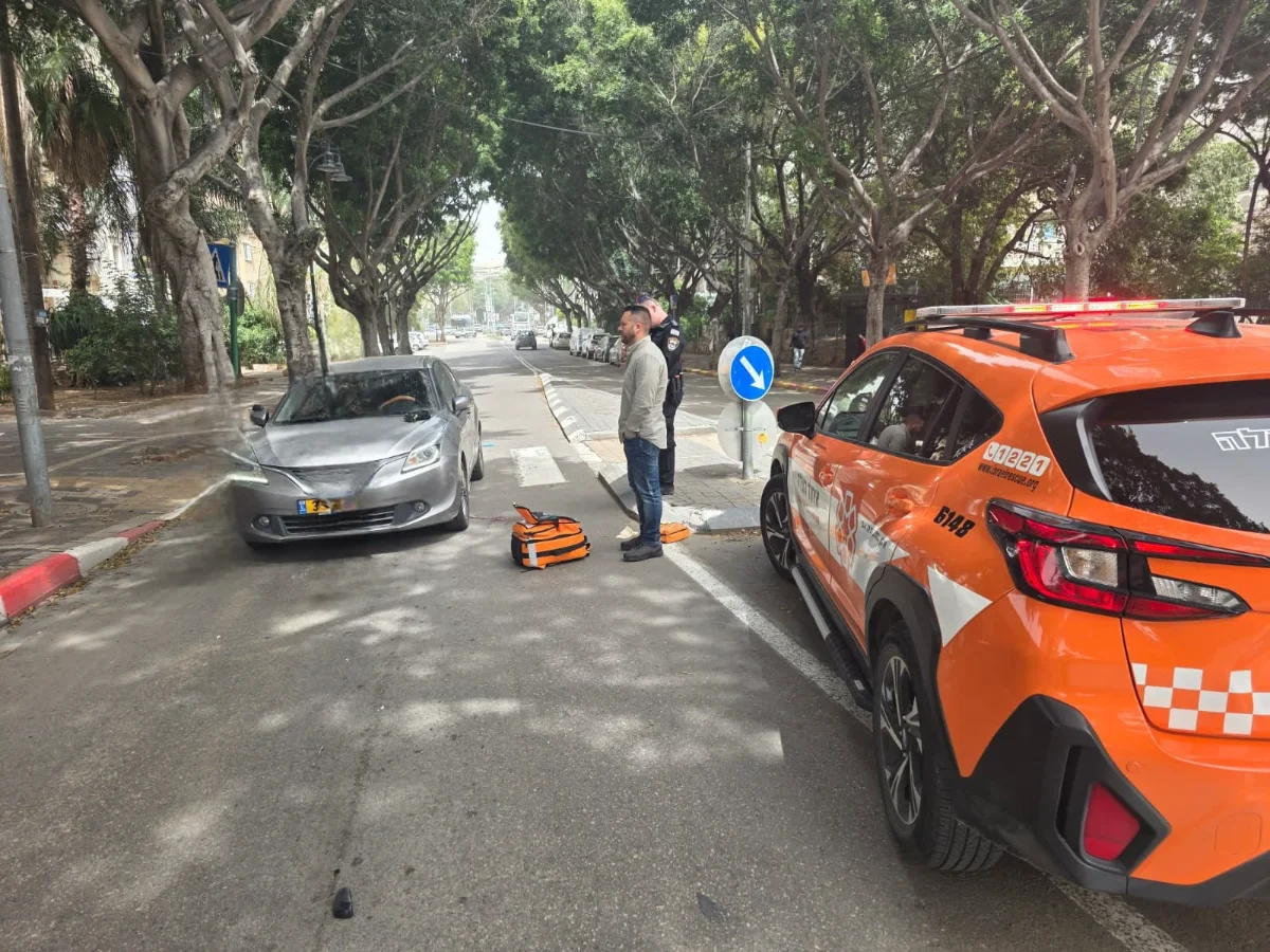 צוותי איחוד הצלה מטפלים בהולך רגל נפגע בפתח תקווה