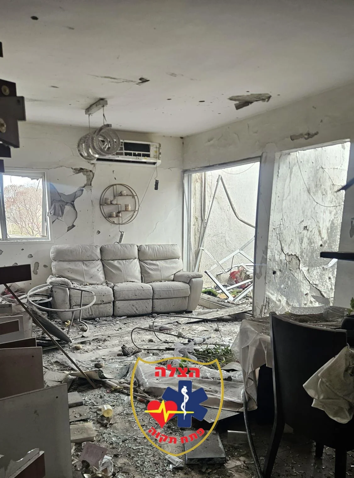 צוותי הצלה פתח תקווה בזירת הפגיעה בבניין המגורים