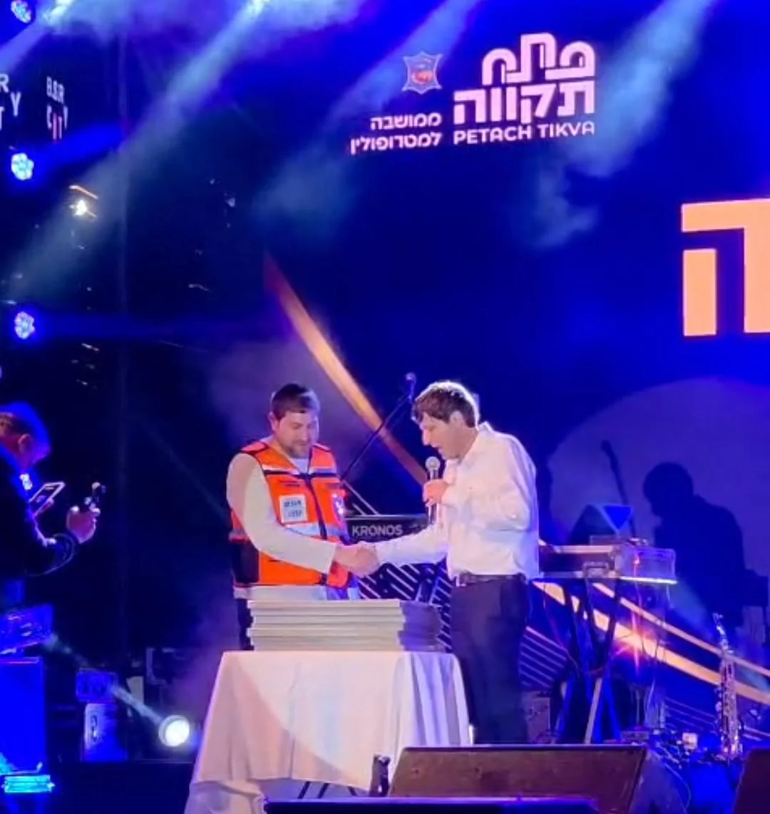 מתנדבי איחוד הצלה פתח תקווה מקבלים תעודת הוקרה